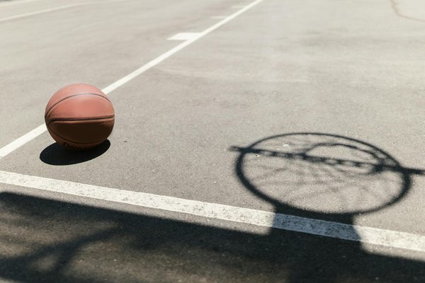 Welche Übungen helfen, die Beweglichkeit im Basketball zu erhöhen?
